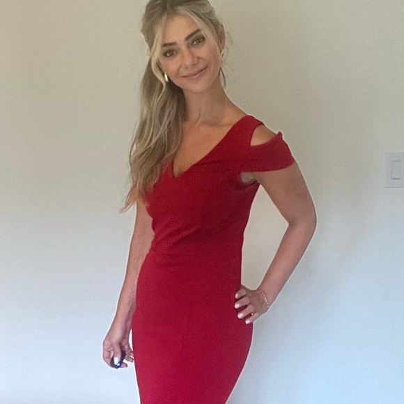 Beatiful red dress, wore one time - Picture 4 of 4